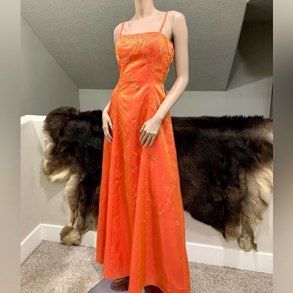 Vintage Style Delicate Hand Beaded Floral Pattern Sleeveless Gown - Picture 6 of 16